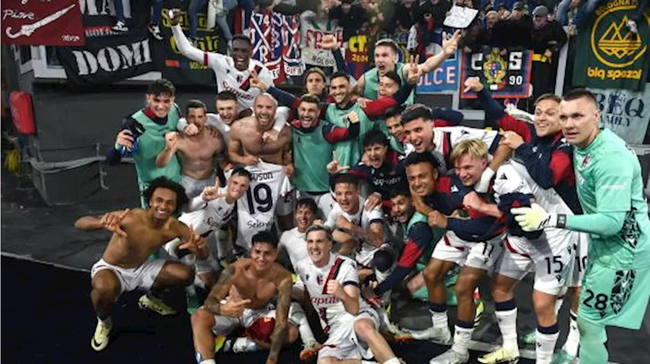 Bologna, delirio a Casteldebole: giocatori sul tetto del centro sportivo, che festa con i tifosi