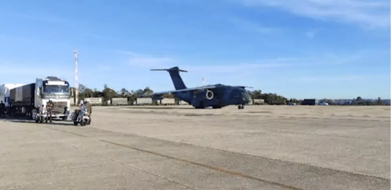 Dois aviões da FAB com 40 toneladas de materiais decolam rumo a Canoas