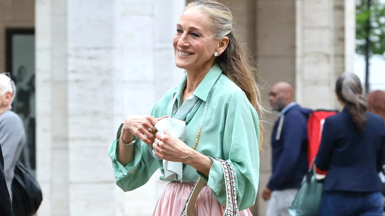 Sarah Jessica Parker vuelve en And Just Like That 3, con unos zapatos verde menta y un bolso inspirado en Jackie Kennedy