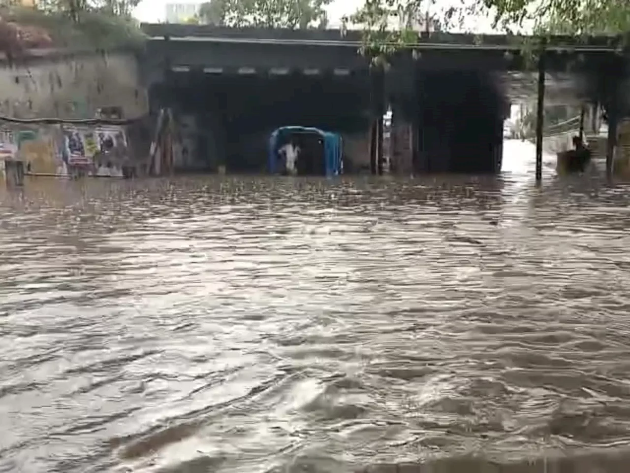 மதுரையில் பொளந்தெடுக்கும் கனமழை... சாலையில் தண்ணீர் அதிகமாக தேங்க என்ன காரணம்?