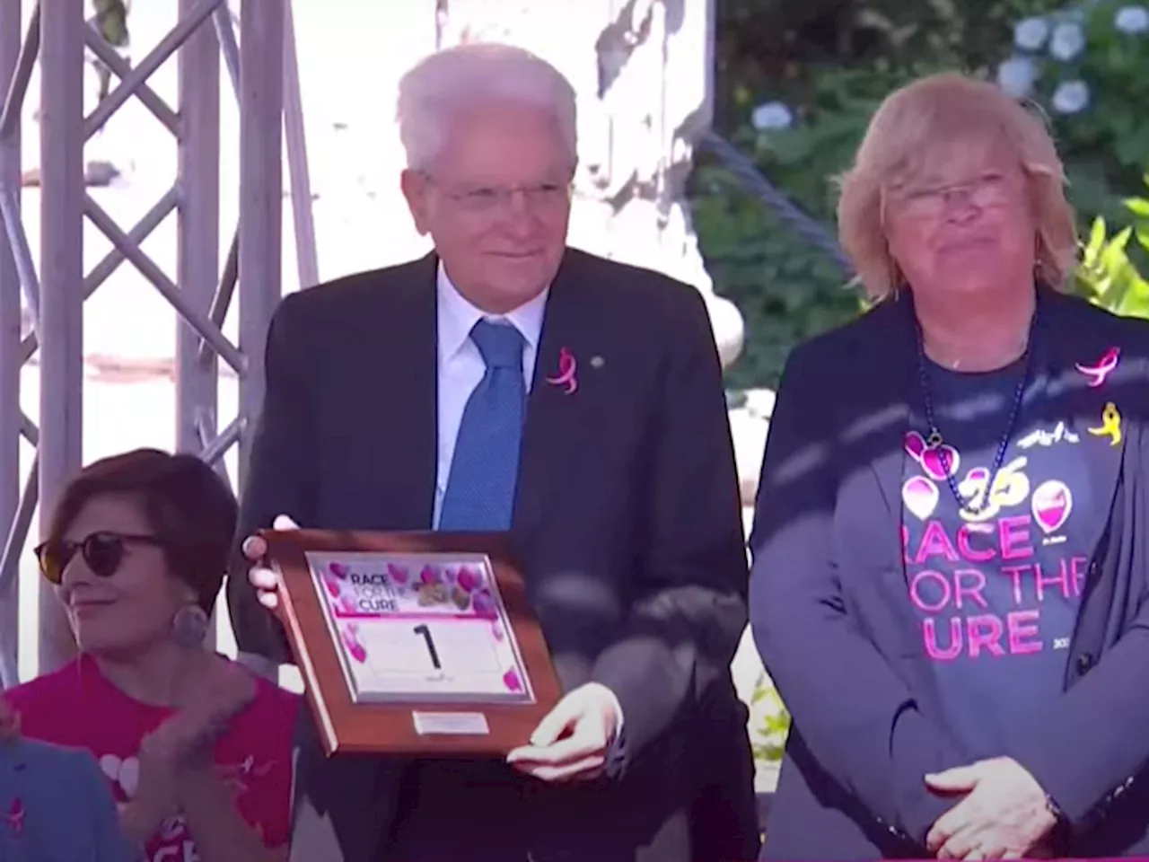 Mattarella alla Race for the Cure, riceve il pettorale n.1