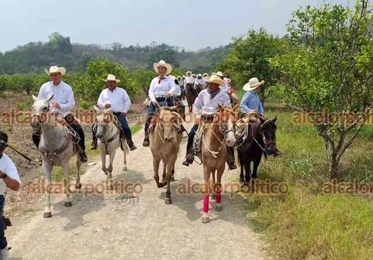 Participan alrededor de 700 jinetes en tradicional cabalgata anual, en Álamo