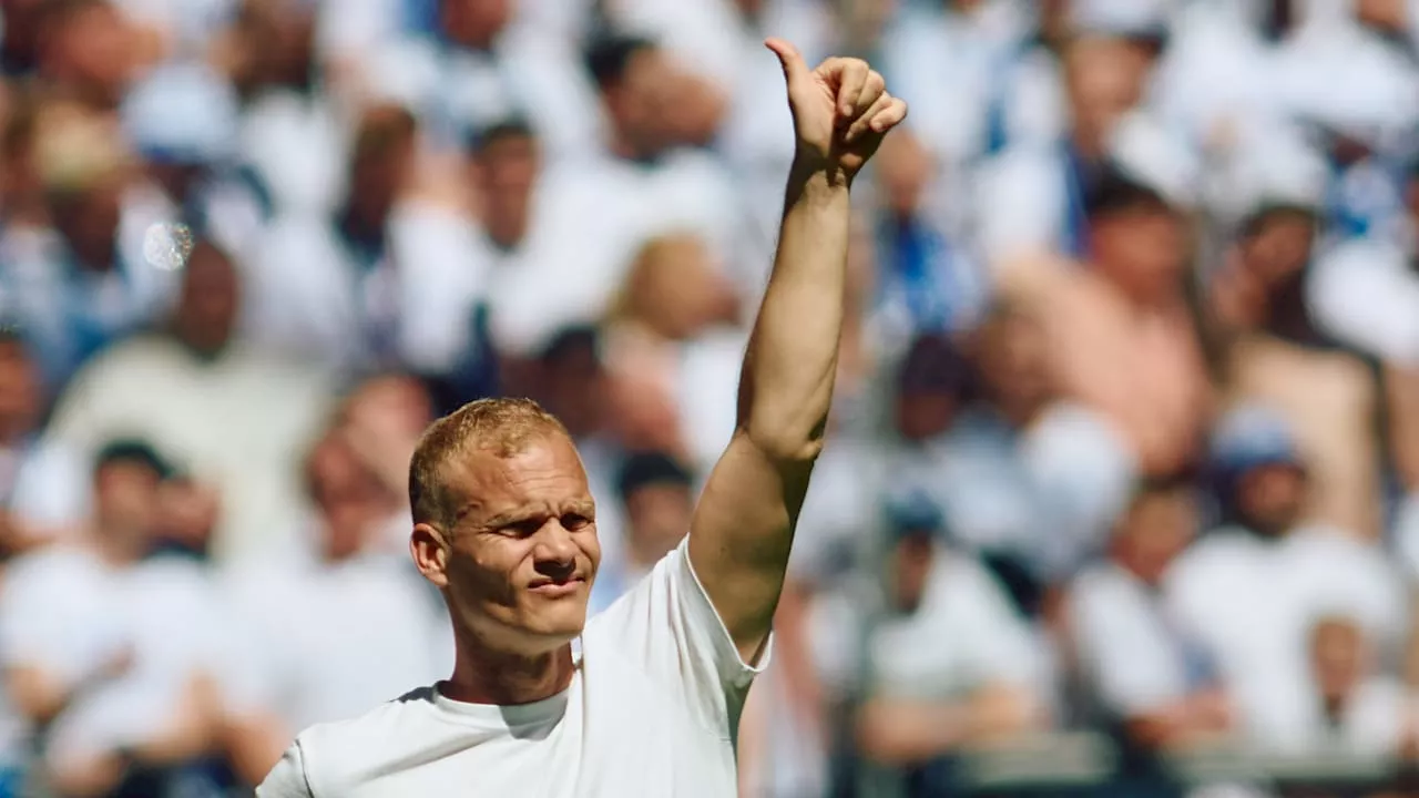 FC Schalke 04: Trainer Karel Geraerts macht bei Fan-Choreografie mit