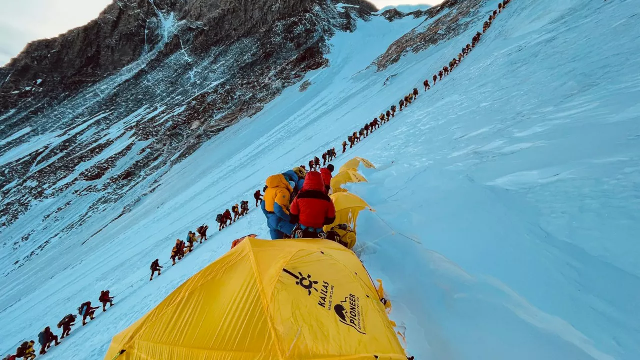 Nepal court orders limit on Everest climbing permits