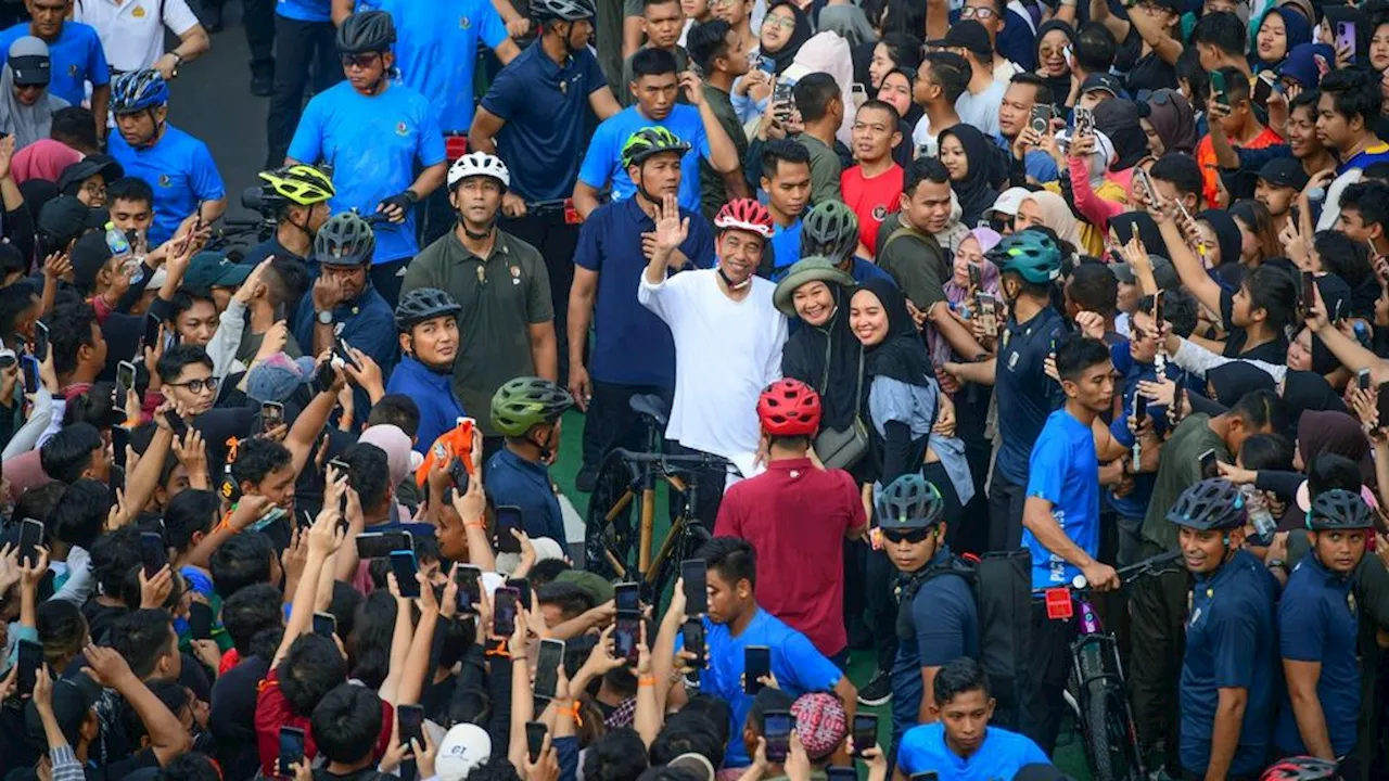 Jalankan Kebiasaan Lama, Presiden Jokowi Berolahraga Bersama Warga di CFD