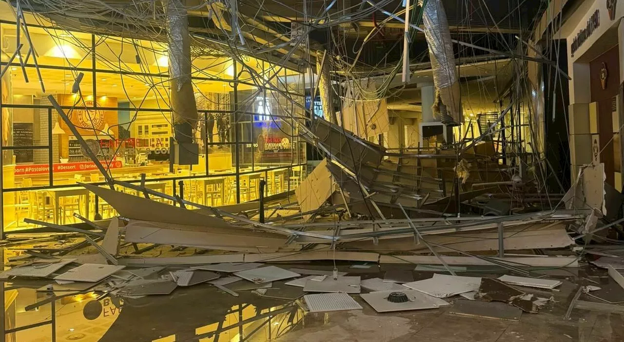 Caserta, crolla il soffitto del Centro Commerciale Campania: paura e gente in fuga ma nessun ferito