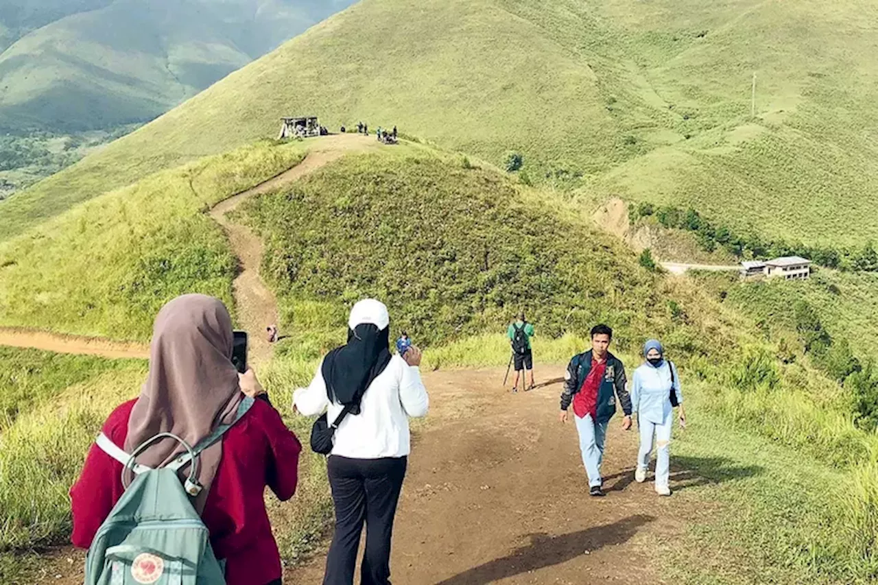 Berwisata Alam di Samosir, Dipeluk Pegunungan dan Dimanjakan Kilau Danau Toba