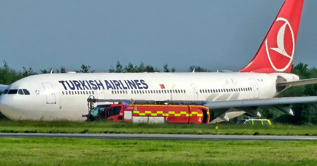 Plane spotters describe dramatic emergency landing at Manchester Airport