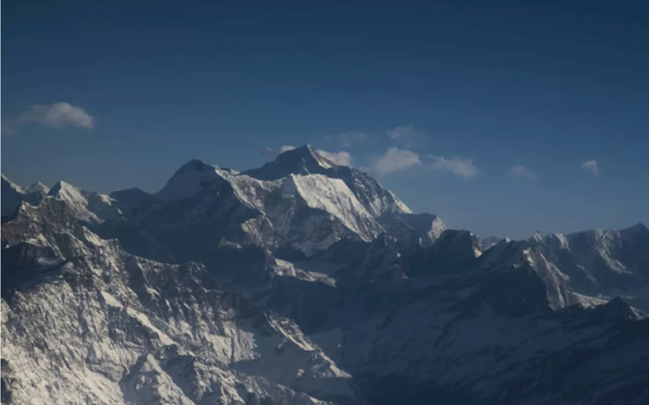 Nepal court orders limit on Everest climbing permits