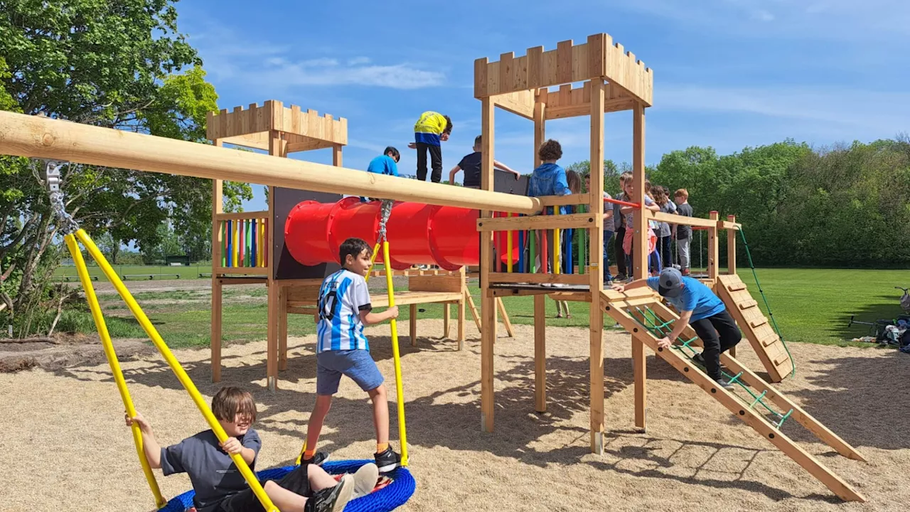 Gemeinde Leopoldsdorf: Kinder spielen auf brandneuen Spielplätzen