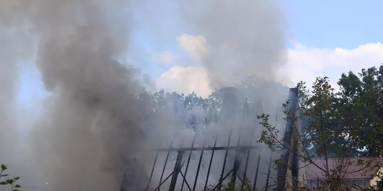 Ausgebrannte Autos, herabfallende Dachziegel: Großeinsatz nach Scheunenbrand in Mittelfranken