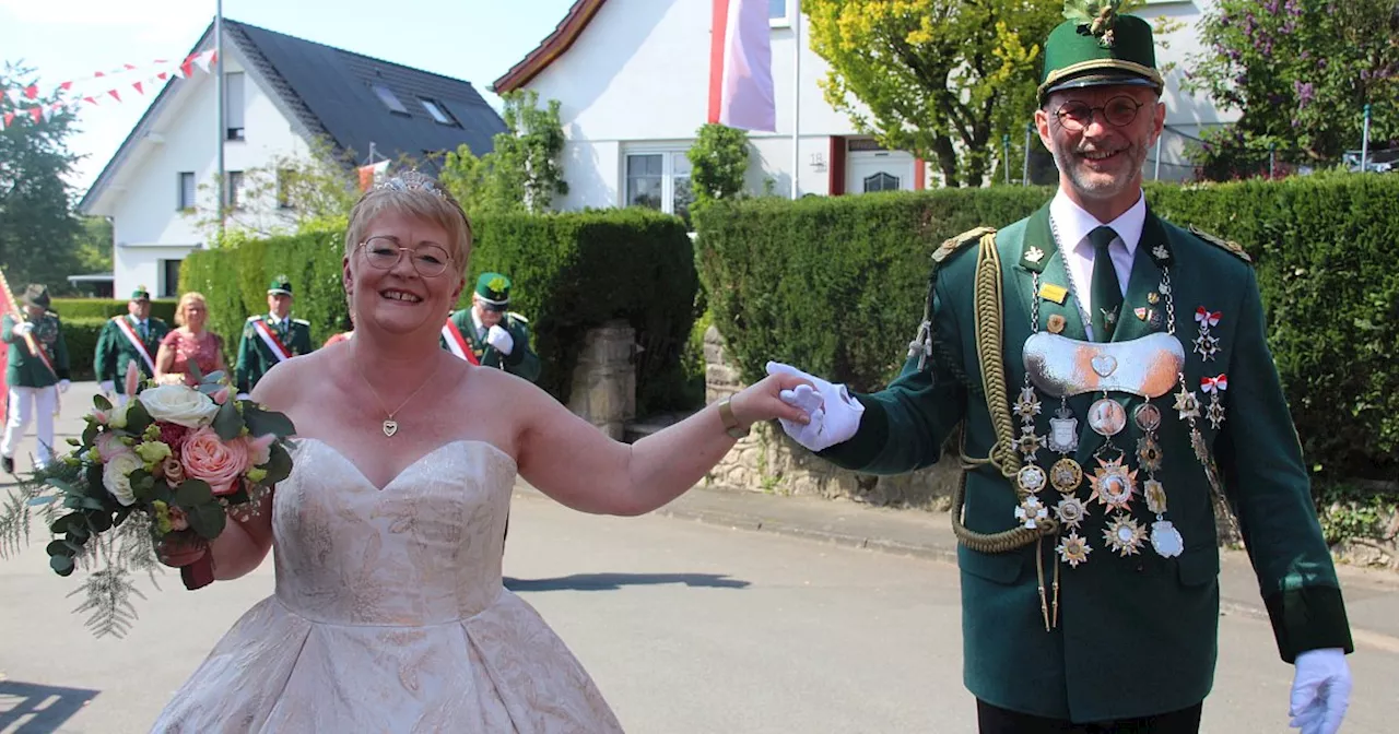 Charmantes Paar wird beim Schützenfest in Alhausen herzlich gefeiert