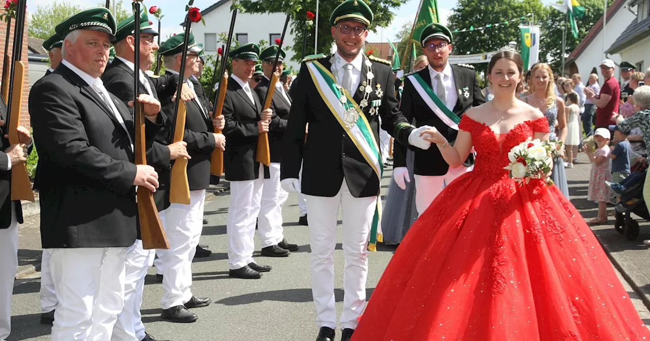 Weibergs Königin erstrahlt beim Schützenfest in knalligem Rot