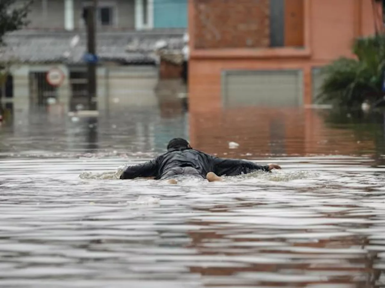 El hombre que rescató a unas 300 personas en las inundaciones en Brasil sin saber nadar