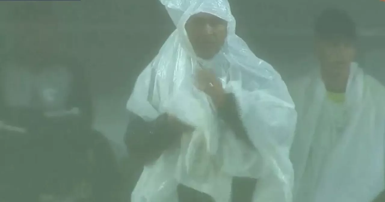 Hasta Alexis García compró capa por la intensa lluvia en La Equidad vs Santa Fe