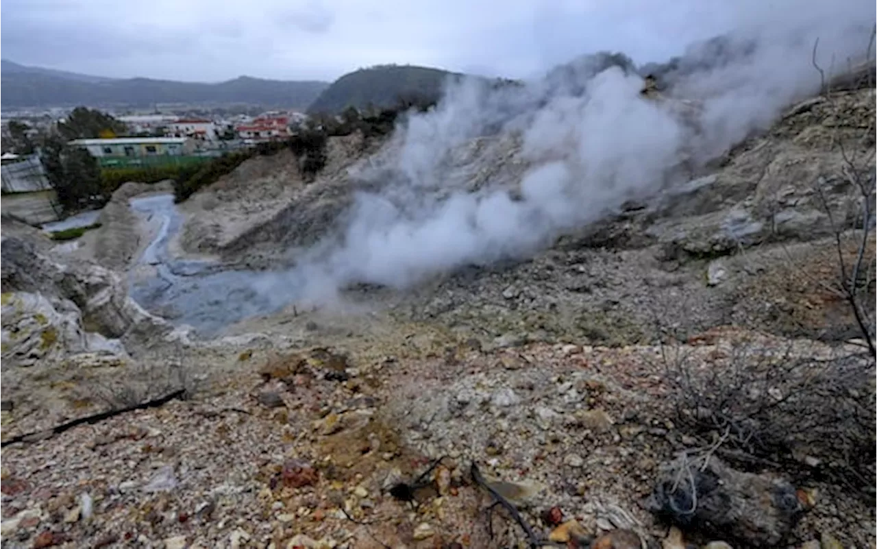 Campi Flegrei, cos’è la caldera e come causa i terremoti: cosa sappiamo