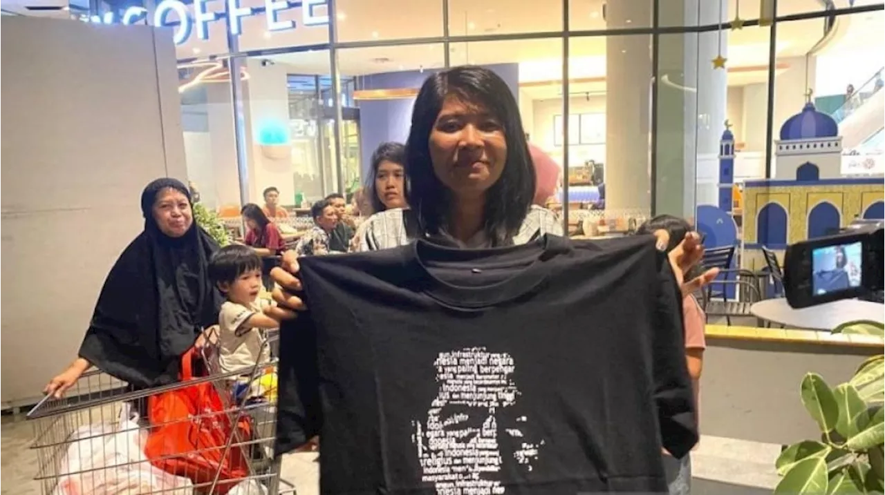 Momen Jokowi Bagi-bagi Kaos Warna Hitam Ke Warga Di Mal The Park Kendari