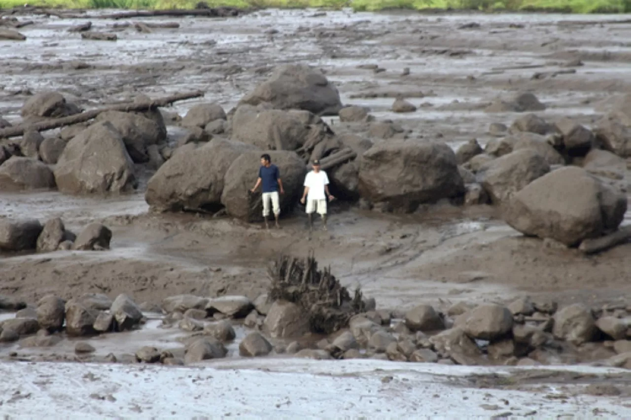 Flash floods, lava flow kill 15 in Indonesia