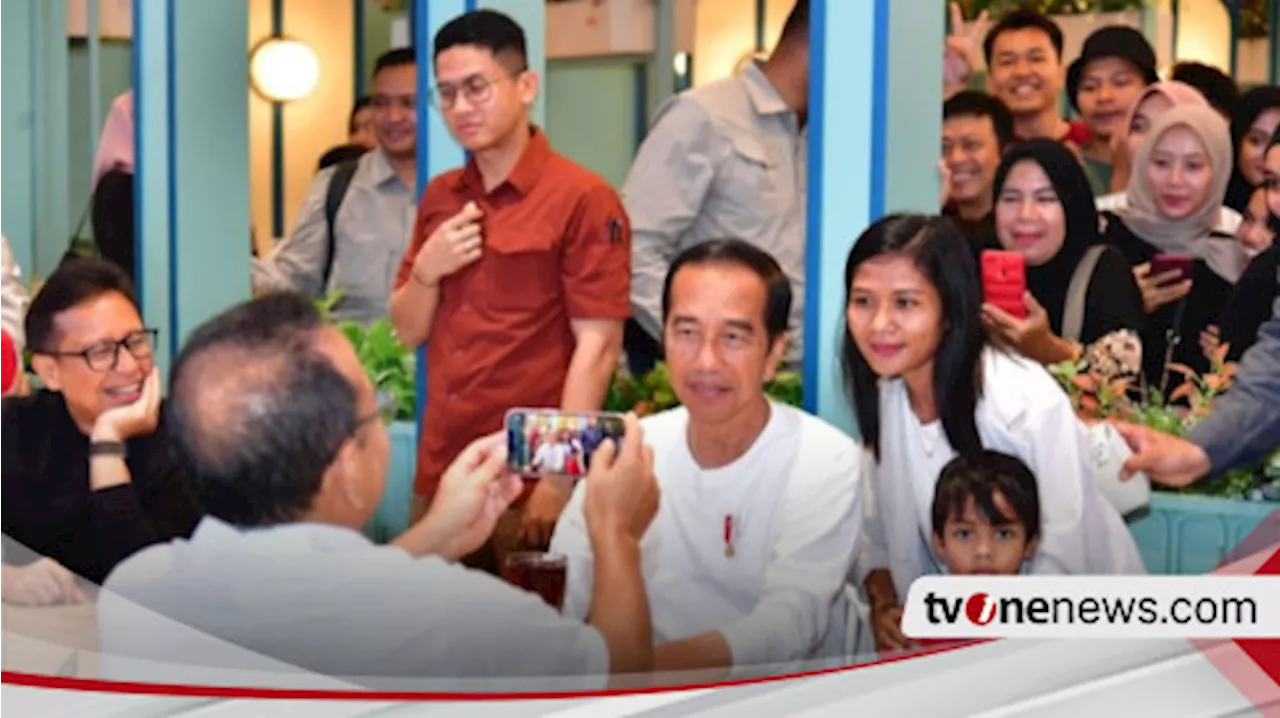 Datangi Mal di Kendari, Jokowi Makan Nasi Goreng Hingga Bagi-Bagi Kaos Kepada Warga