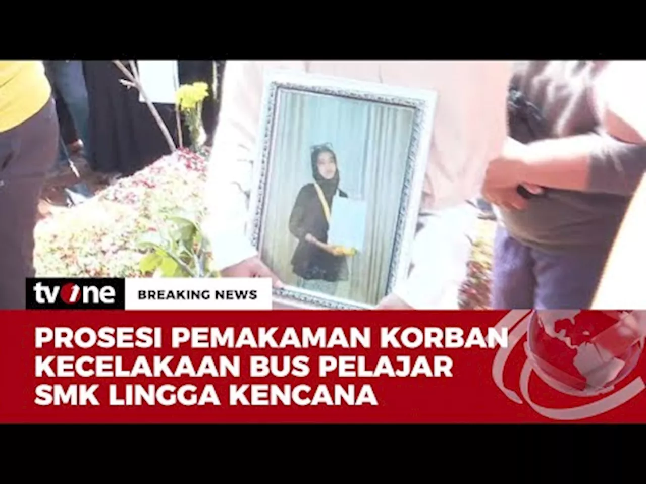 Pemakaman Korban Kecelakaan Maut Bus Diiringi Isak Tangis Keluarga