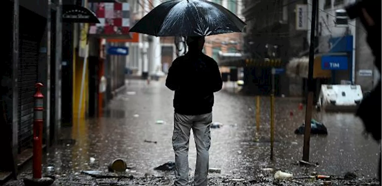 Com mais chuva prevista, moradores de Porto Alegre esperam por piora