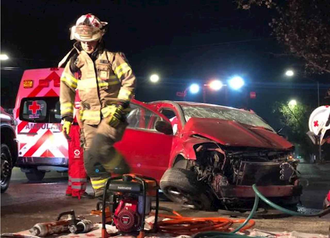 Saltillo: joven se salva de milagro, pero termina con su auto destrozado