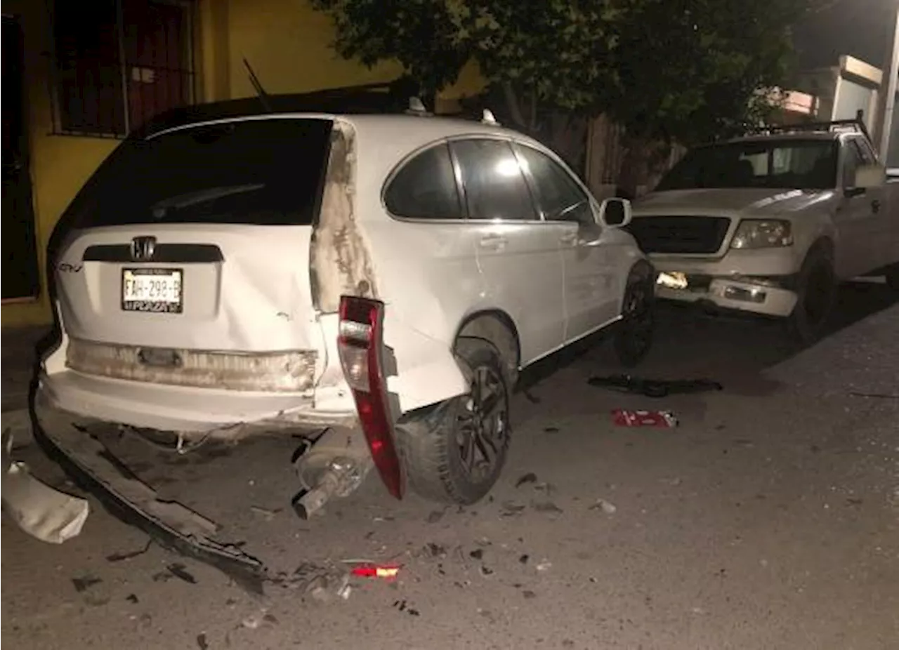 Saltillo: veloz conductor tendrá que pagar los daños ocasionados a dos camionetas tras perder el control de su auto