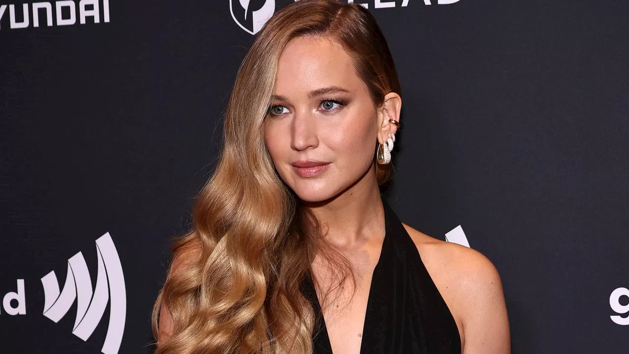 Jennifer Lawrence luce como diva con un vestido negro de Alaïa y sandalias de tacón