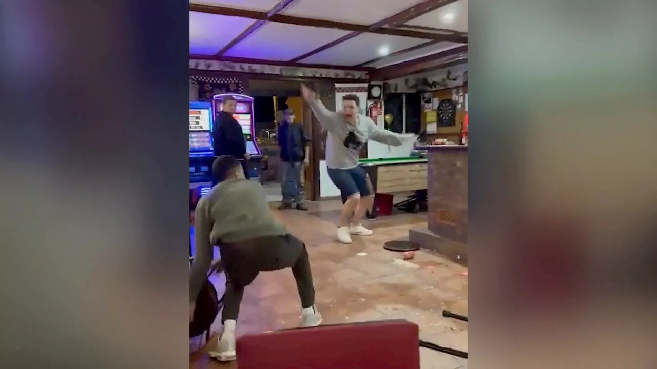 Brutal pelea en un pub inglés de Girona: sillas por los aires y golpes con bates