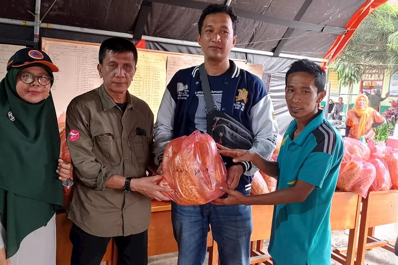 Dinsos Agam terima bantuan keripik sanjai untuk pengungsi banjir