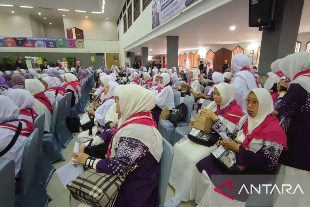 Ratusan CJH Banten tiba di Asrama Haji Pondok Gede