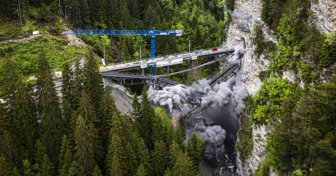 Spektakuläre Sprengung von historischem Viadukt in Graubünden glückt