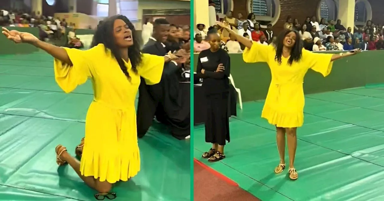 Emotional Mom Falls to Her Knees at UKZN Graduation: “I’m So Proud of You”