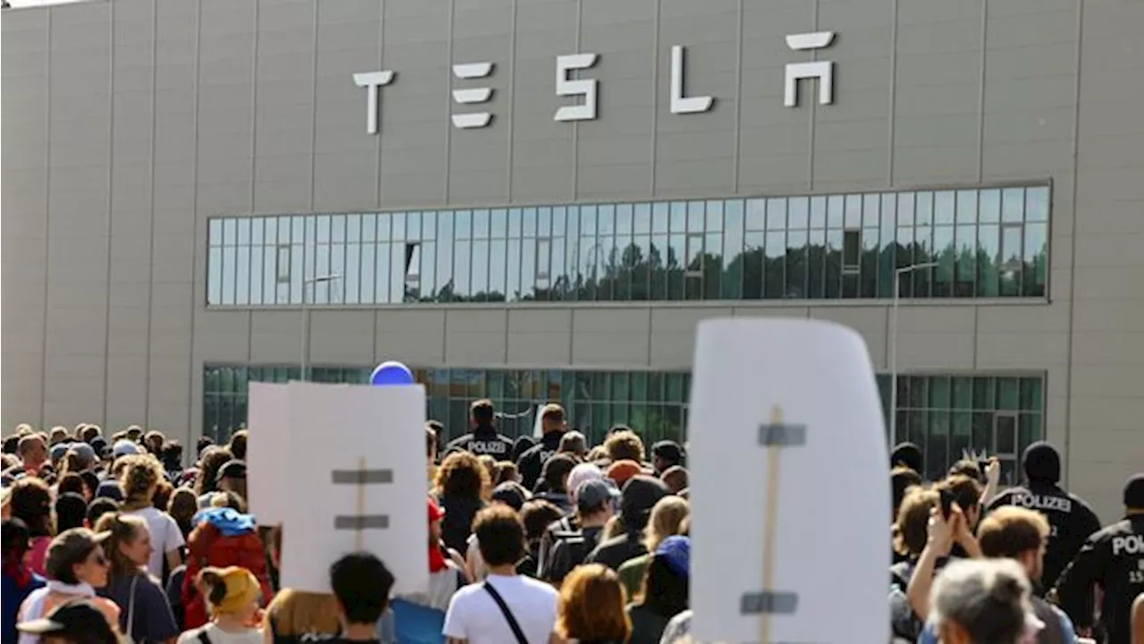 Demo Besar-besaran Tesla: Pabrik Digeruduk, Jalanan Lumpuh