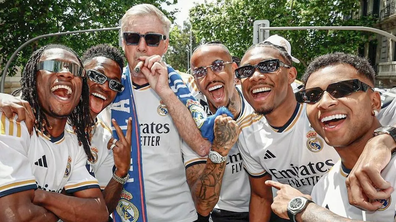 Ancelotti e jogadores do Real Madrid recriam famosa foto com charuto; veja