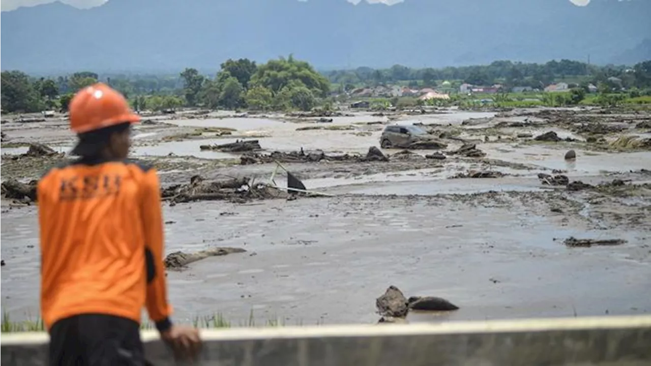 17 Orang Dilaporkan Hilang Terseret Banjir Bandang di Sumbar