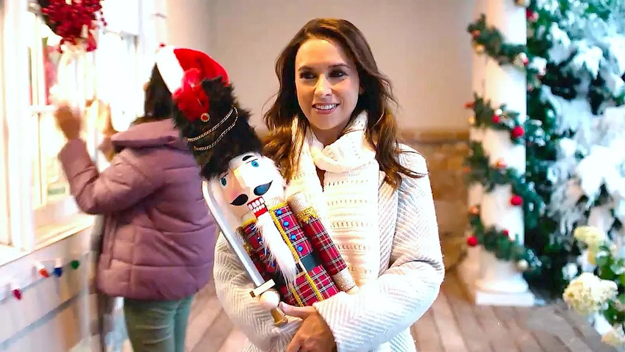 Hallmark Christmas Queen Lacey Chabert to Star in New Netflix Holiday Movie