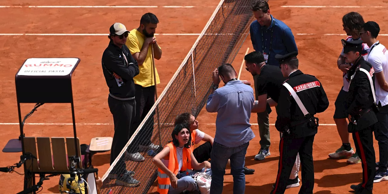 Internazionali, attivisti invadono il Pietrangeli durante la partita Keys-Cirstea