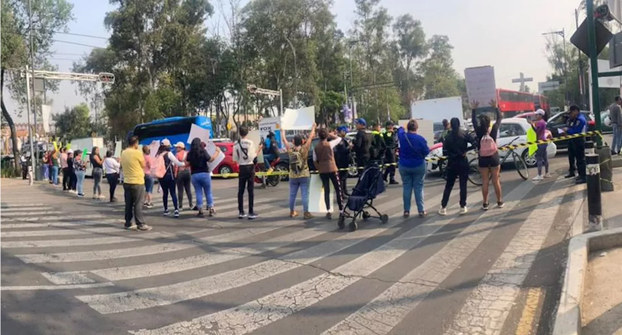 Padres del Centro de Atención Múltiple 87 bloquean circulación de Manuel Gonzales en alcaldía Cuauhtémoc