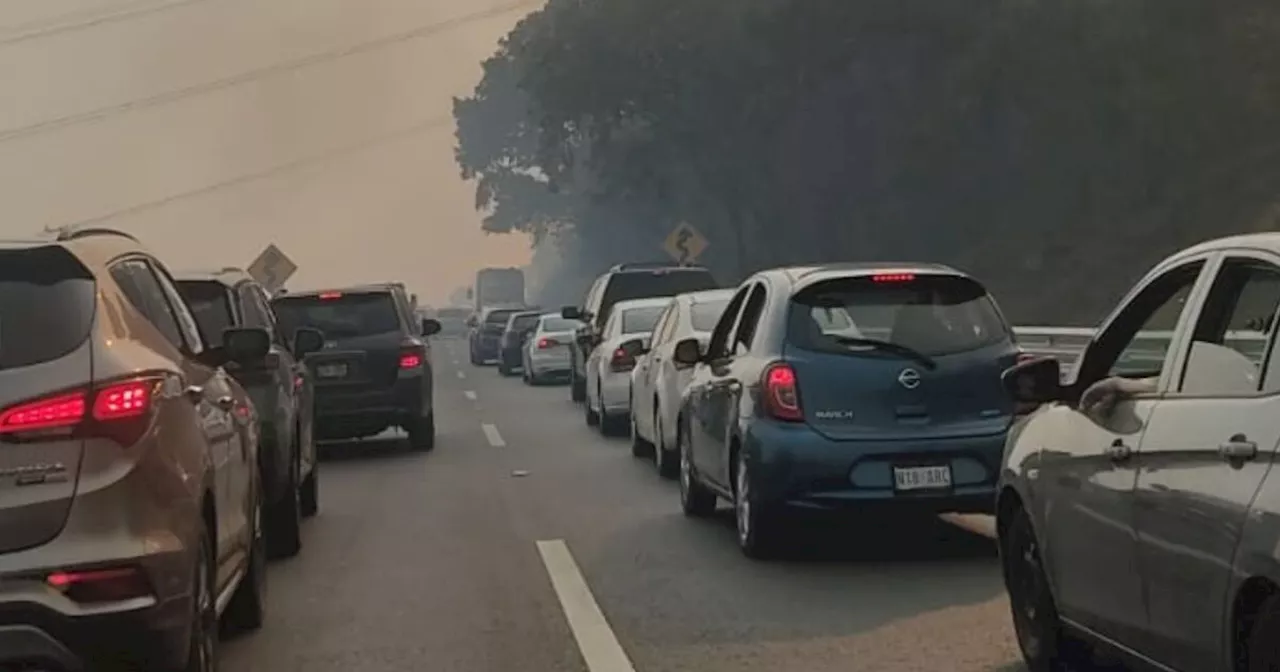 La carretera México Cuernavaca a vuelta de rueda por un incendio en La Pera