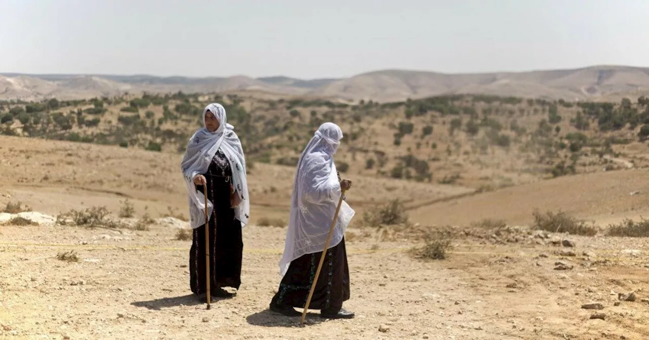 Così Israele costringe allo sgombero i beduini palestinesi: demolite 47 case, cacciati in 300