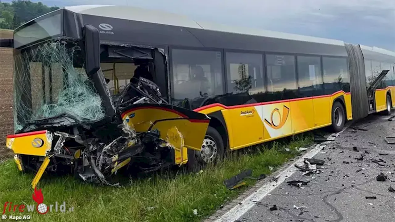 Schweiz: 9 Verletzte bei Frontalkollision zwischen Autobus und Pkw bei Aristau