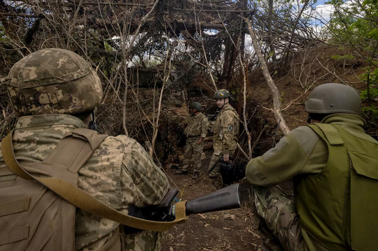 Боец ВСУ пожаловался на низкое качество укреплений в Днепропетровской области