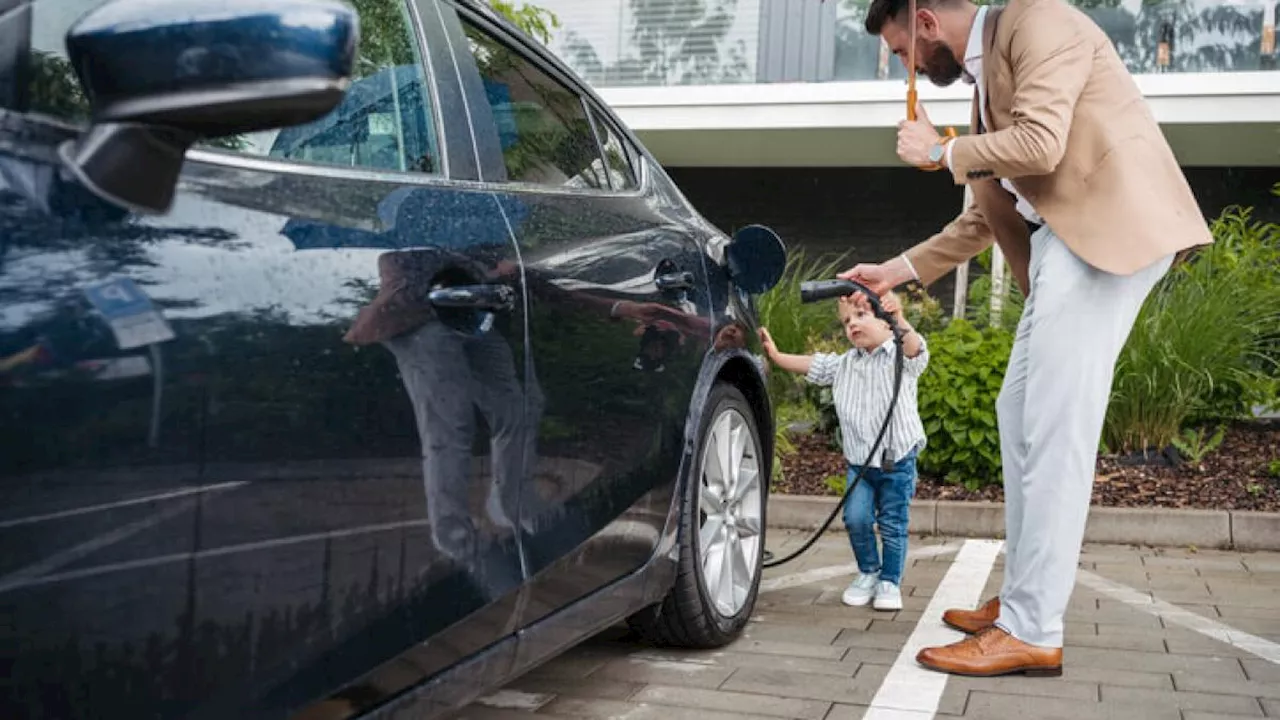 Come ricaricare in modo sicuro l’auto elettrica quando piove