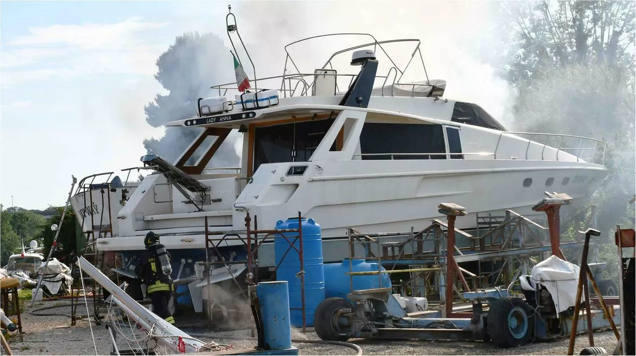 Fiumicino, raid mafioso nel cantiere nautico: distrutti 4 yacht. Trovate taniche di benzina collegate a fili e