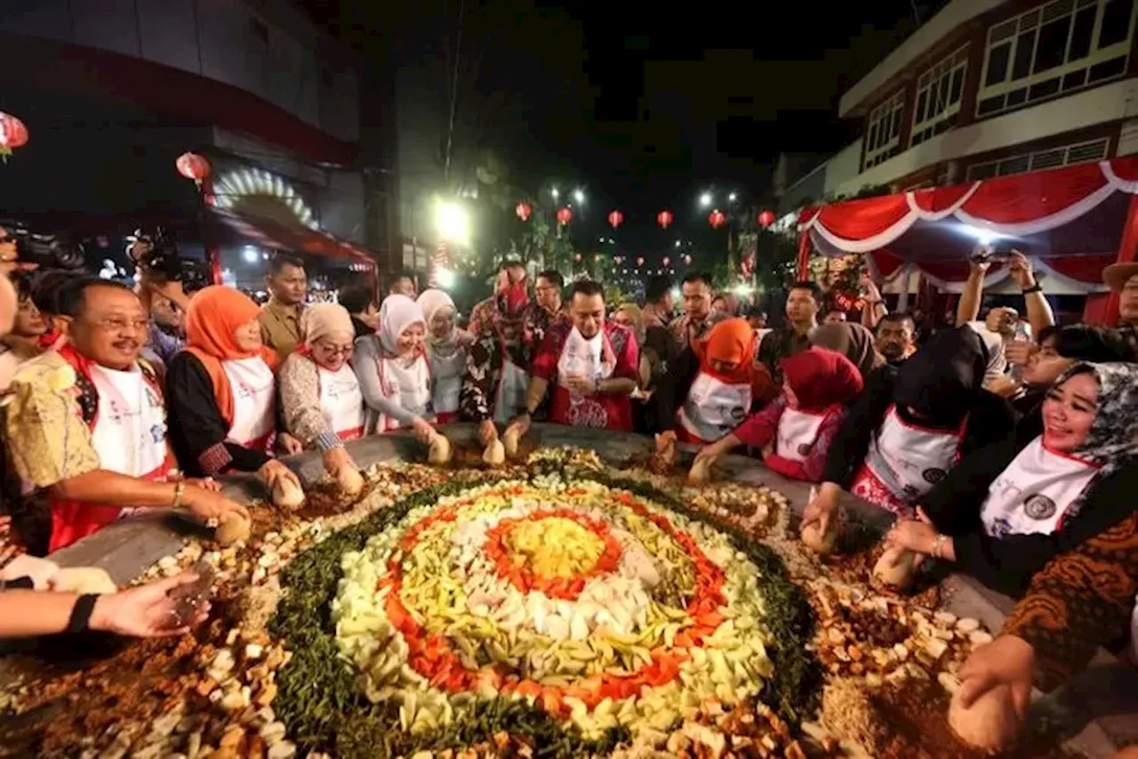 Digelar di Taman Surya, Festival Rujak Uleg HJKS ke-731 Libatkan Ratusan Peserta dari Masyarakat Surabaya