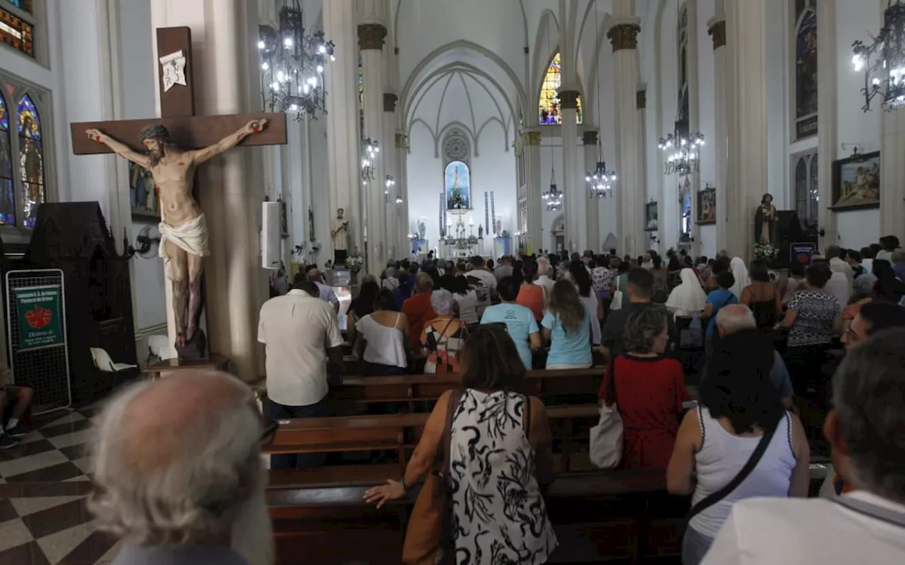 Fiéis lotam igrejas em celebração ao dia de Nossa Senhora de Fátima