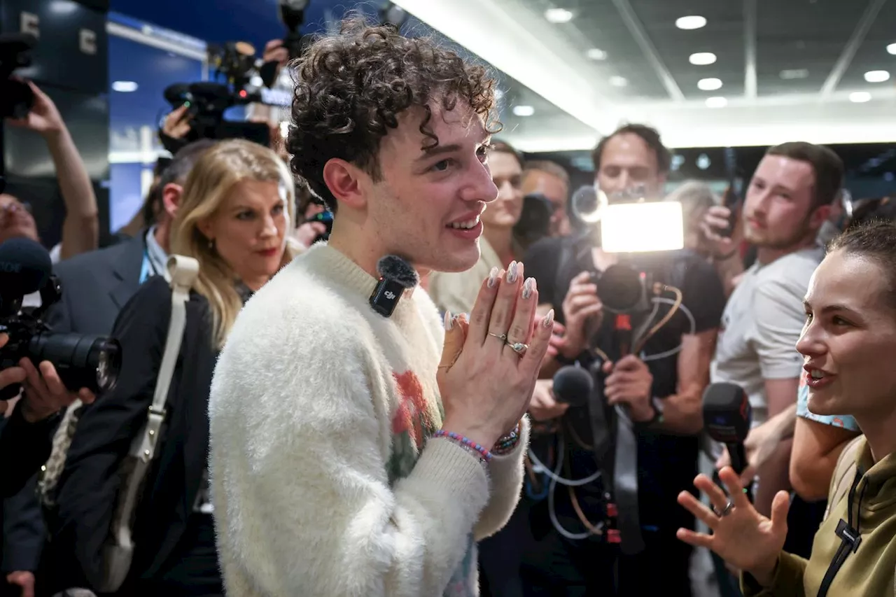 Le Suisse Nemo, vainqueur d'un Eurovision controversé, accueilli en héros dans son pays