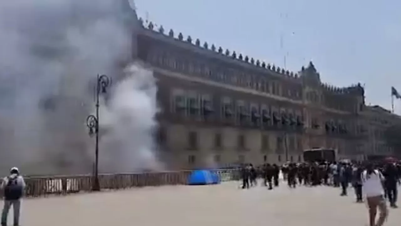 Normalistas lanzan petardos contra Palacio Nacional; exigían diálogo con Gobierno