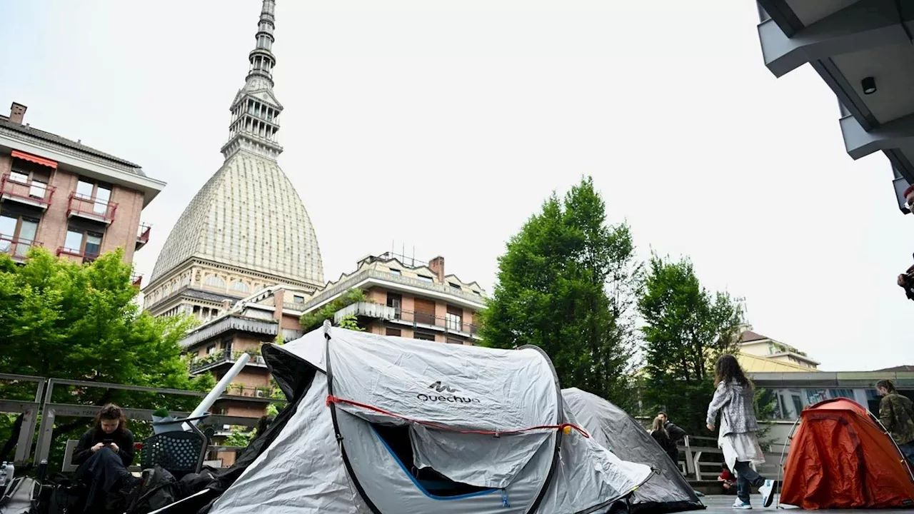 Intifada studentesca, i pro Palestina si accampano con le tende a Palazzo Nuovo e al Politecnico